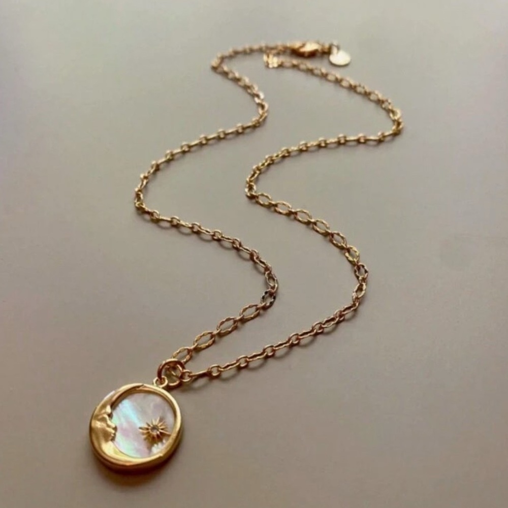 18k Gold Plated 3D Crescent Moon Pendant Necklace. New. - Picture 12 of 15